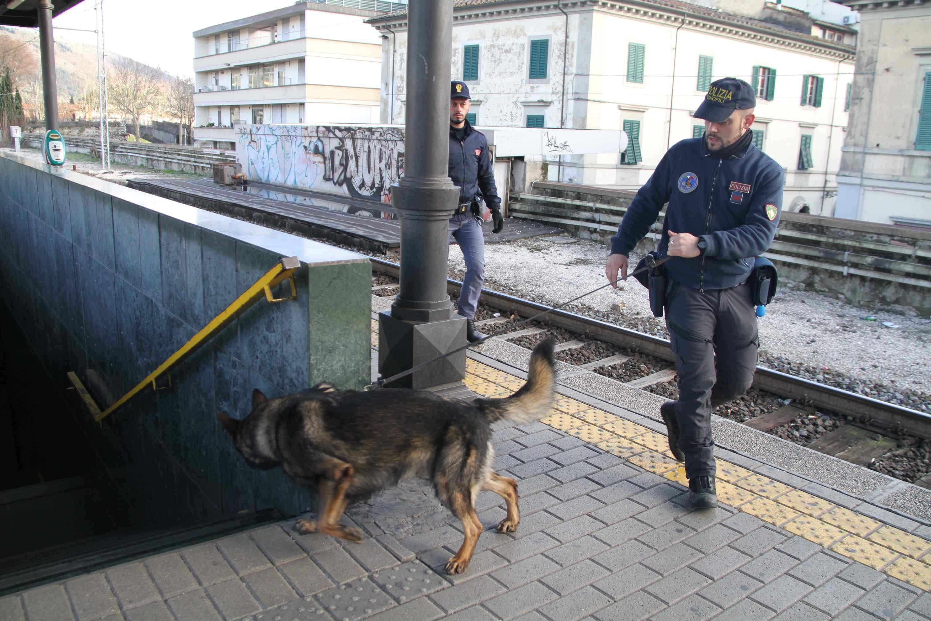 Controlli coi cani anti-droga alla stazione di Porta al Serraglio (foto Batavia)