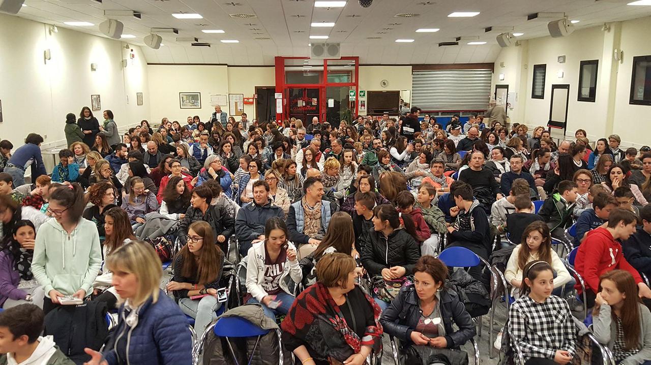 Il pubblico di giovani e genitori all'incontro con Giorgia