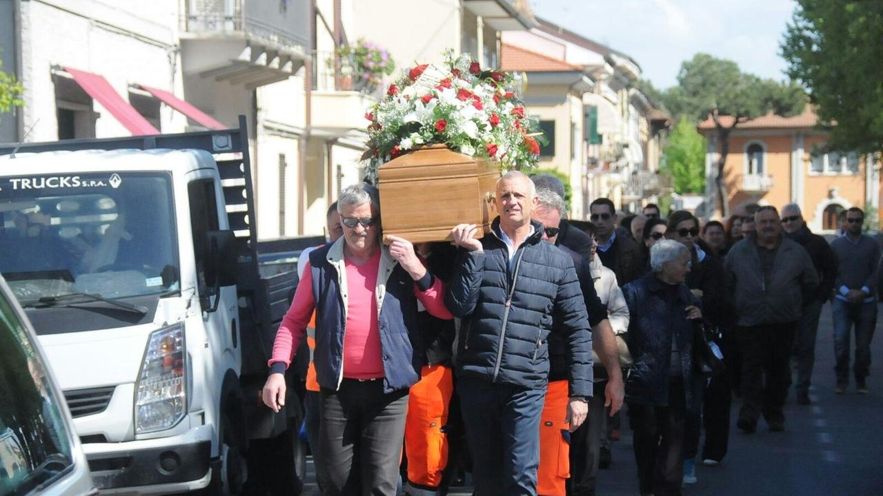 Il feretro del Zì Robè portato a spalla