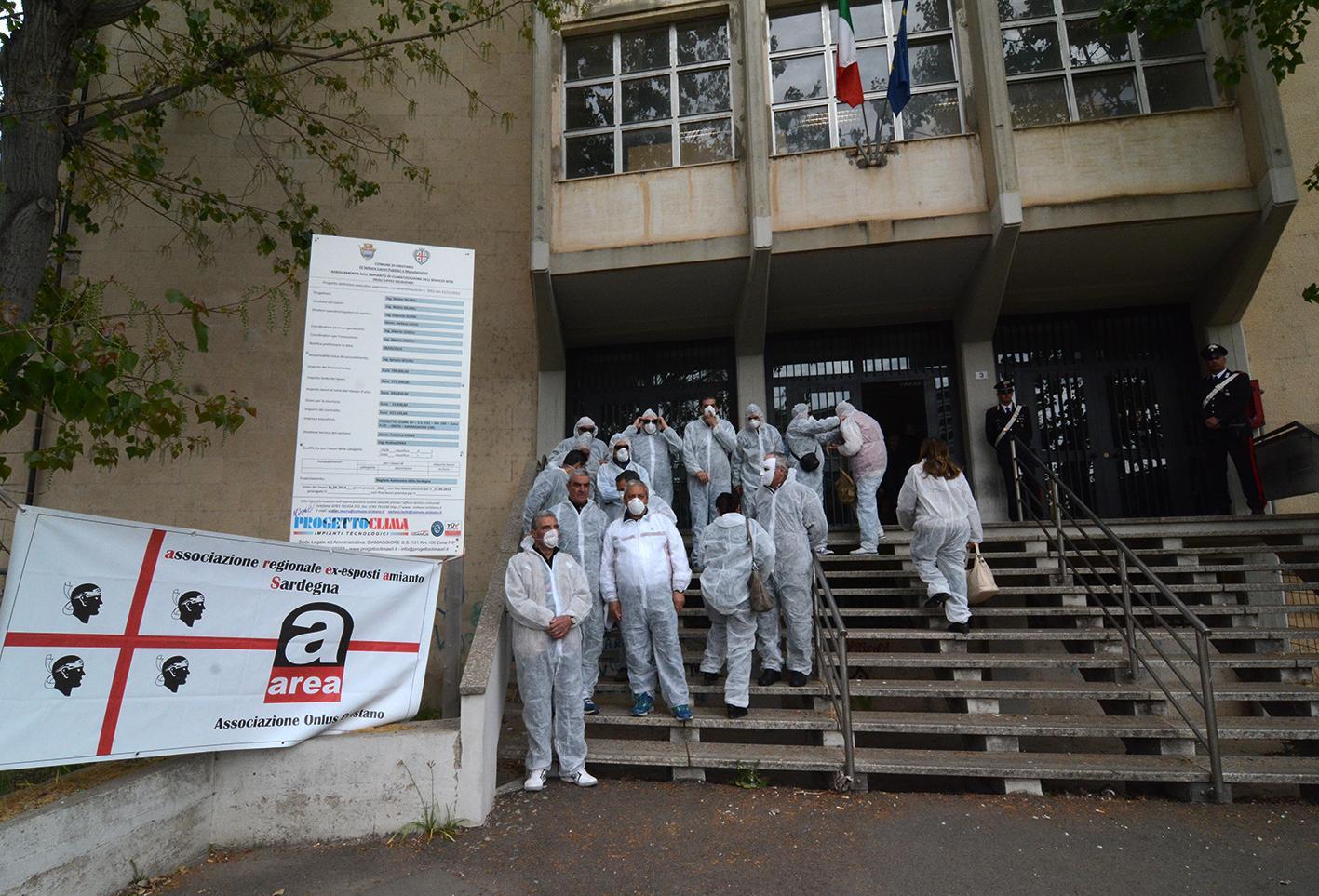 Il sit-in davanti al tribunale dell'associazione ex esposti amianto