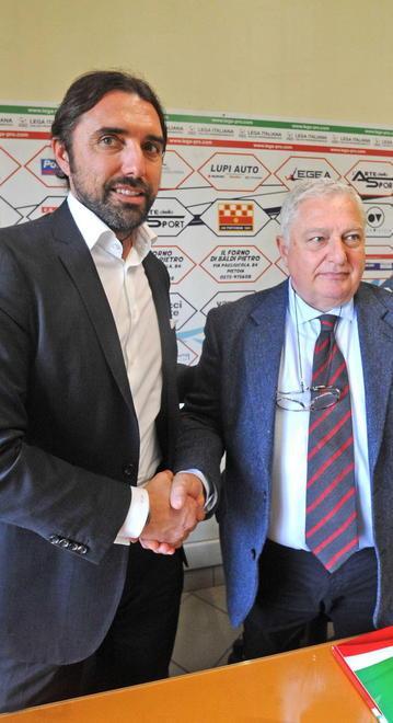 Mister Bertotto col presidente della Pistoiese Orazio Ferrari (Foto Gori)