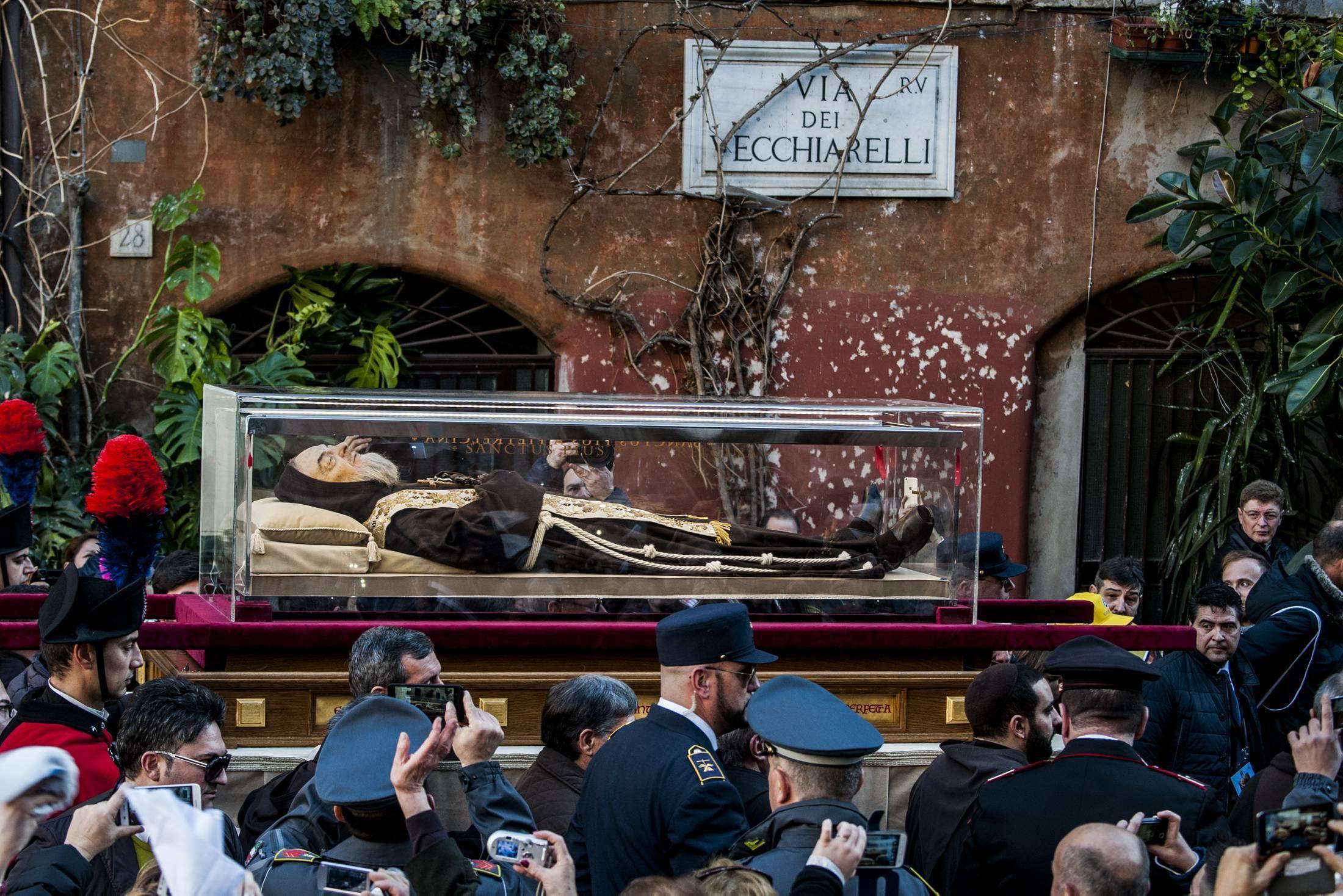 La teca che custodisce Padre Pio durante una processione a Roma