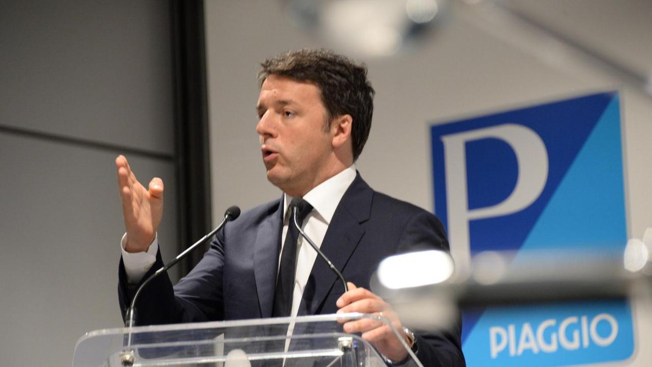 Matteo Renzi durante la visita alla Piaggio a Pontedera
