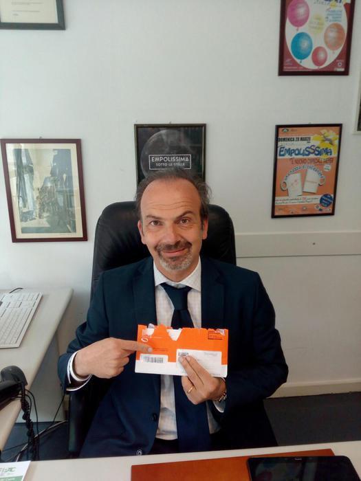 Lapo Cantini mostra la busta arancione dell'Inps appena ricevuta