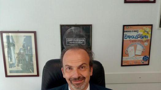 Lapo Cantini mostra la busta arancione dell'Inps appena ricevuta