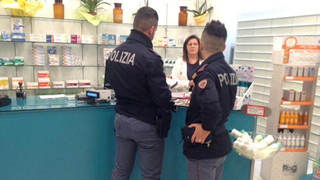 Poliziotti nella farmacia rapinata a Tobbiana (foto Batavia)
