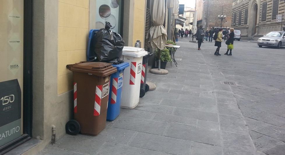 Bidoni per la raccolta differenziata per le vie del centro a Pistoia (Foto Gori)