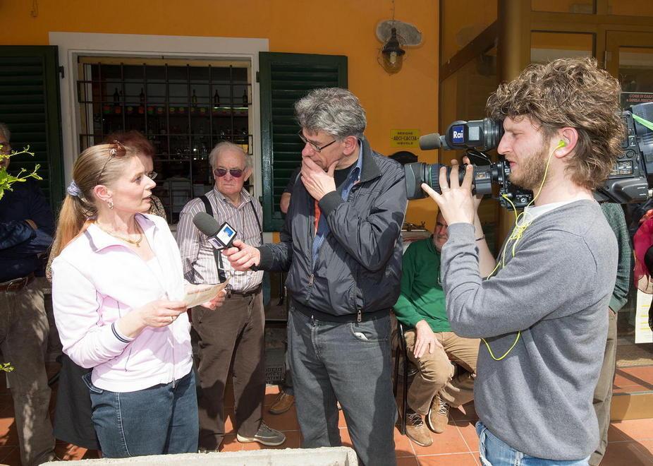 Una risparmiatrice rilascia una intervista davanti all'ufficio postale di Nievole