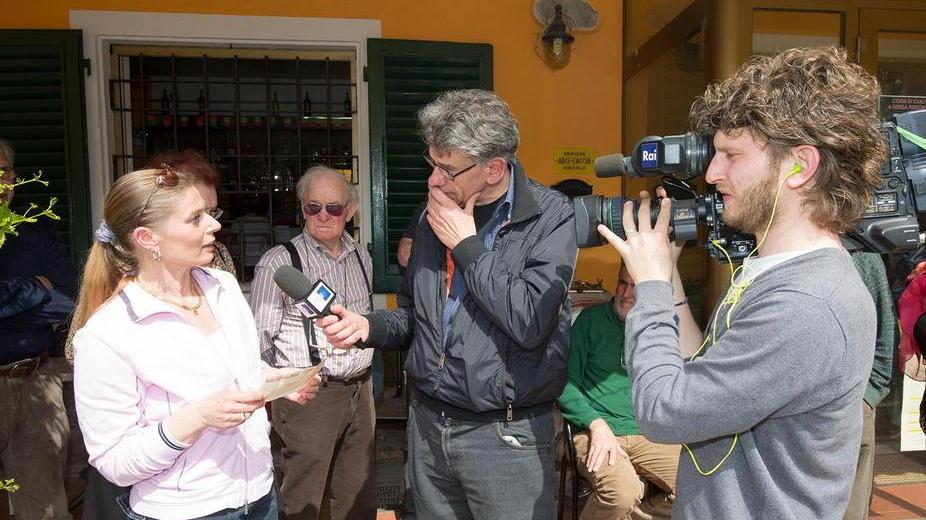 Una risparmiatrice rilascia una intervista davanti all'ufficio postale di Nievole