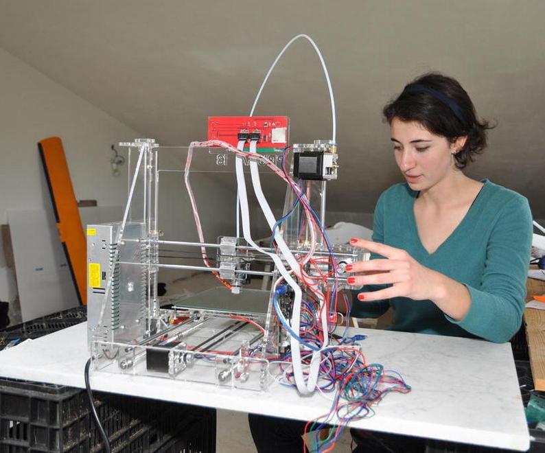 Alice Antonelli al lavoro con la sua stampante 3d (Foto Falorni/Silvi)