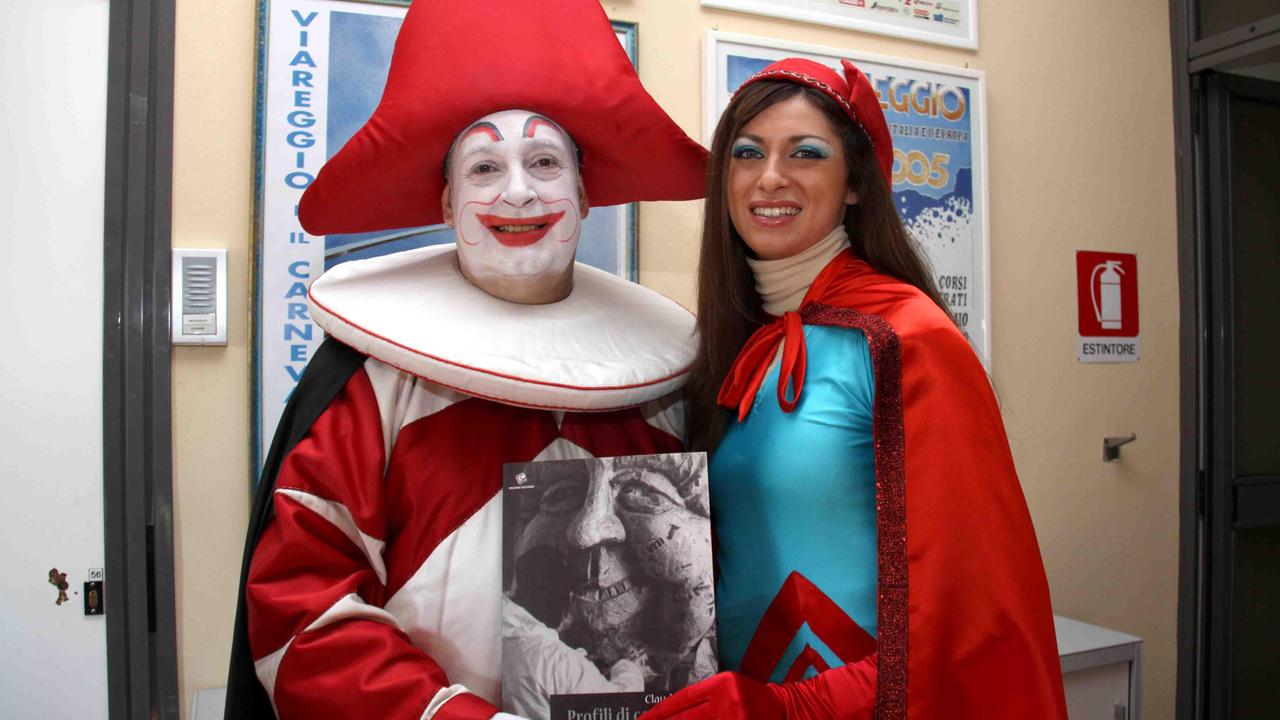 Burlamacco e Ondina con il libro "Profili di cartapesta"