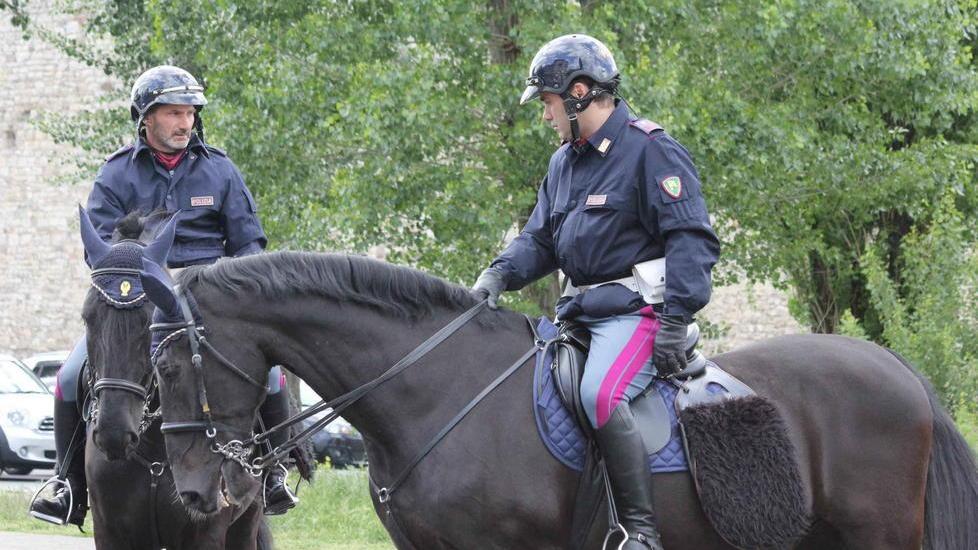 Sono arrivati i poliziotti a cavallo