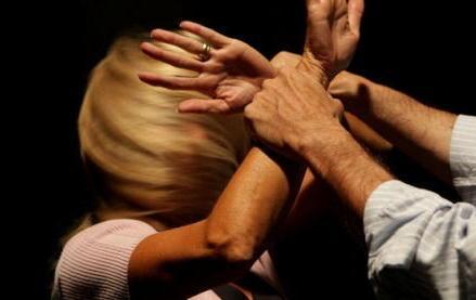 Fa arrestare il suo compagno violento 