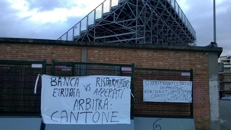 Striscioni e blitz nelle filiali dei risparmiatori truffati