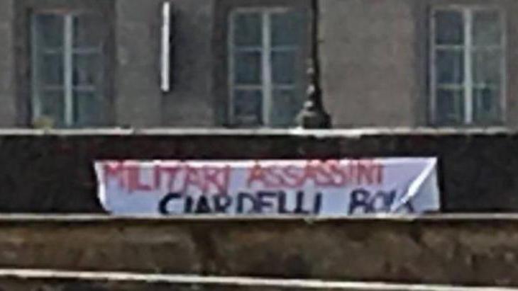 Striscioni offensivi contro l’associazione