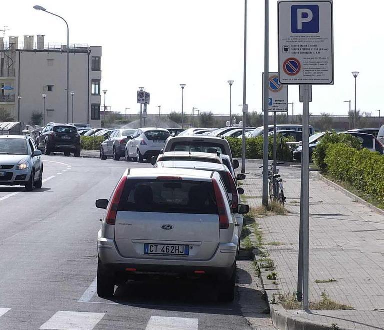 Litorale, sconti e bus gratis ma le strisce blu restano 