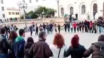 Flash mob di protesta in piazza per i turni alla Cavalcata