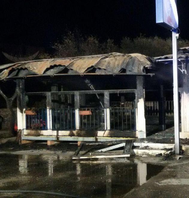 Uno snack bar distrutto da un incendio 