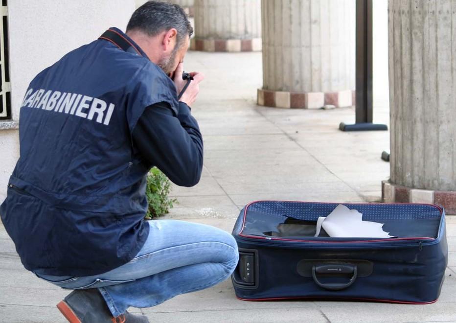 Una valigia sospetta davanti al Comune: città bloccata per ore 