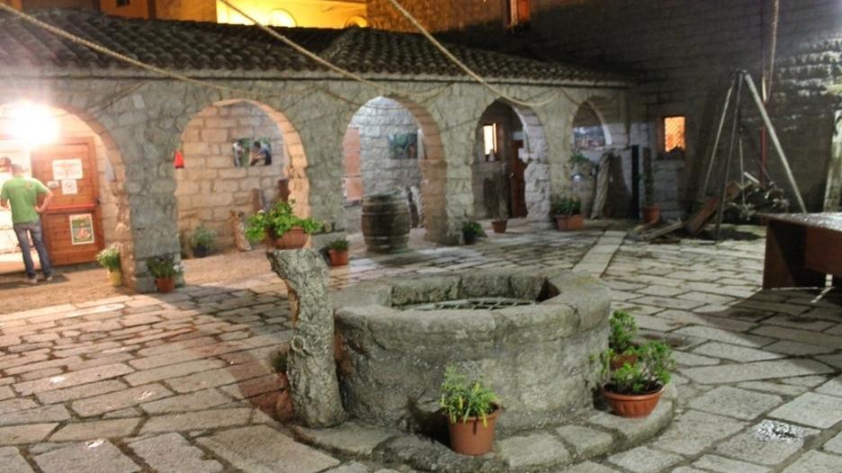 Spuntano i giardini e i terrazzi colorati, il paese “Ri..Fiorisce”