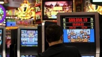 Perde al videopoker e rapina il barista