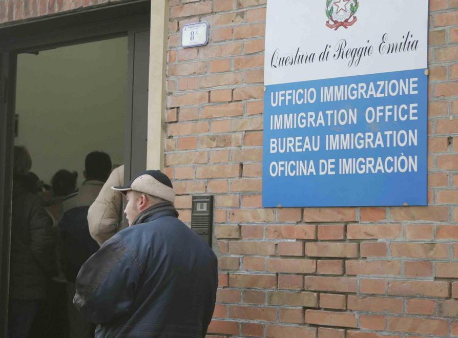 Profughi in questura «Questo cibo non ci piace» 