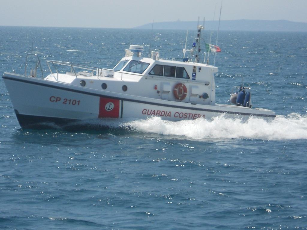 Naufraga una barca da pesca, anziano pescatore si salva nuotando fino a terra