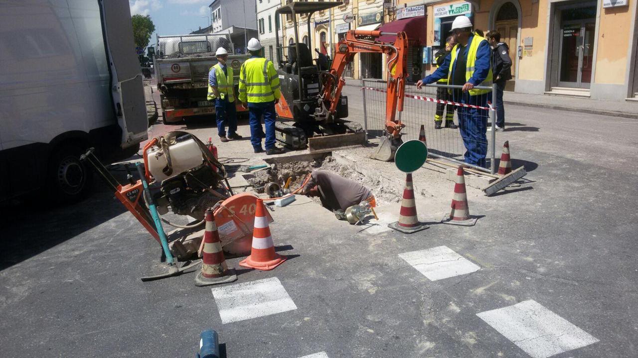 Operai al lavoro dopo la fuga di gas (Foto Franco Silvi)