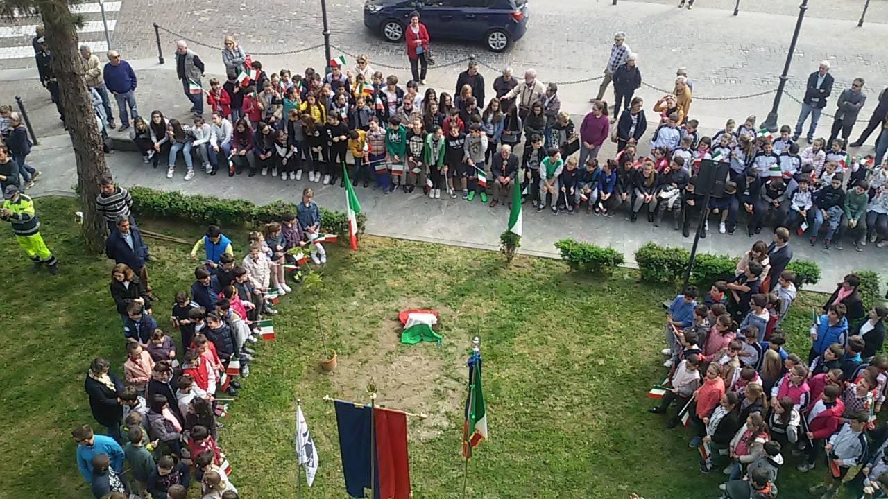 Un momento della commemorazione che si è svolta a Binasco