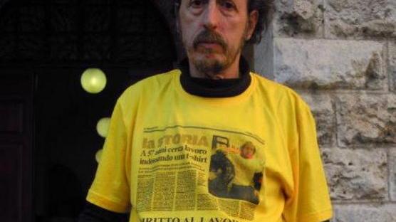 Piero Lanaro, con la sua maglietta gialla di fronte al Palazzo comunale di Grosseto