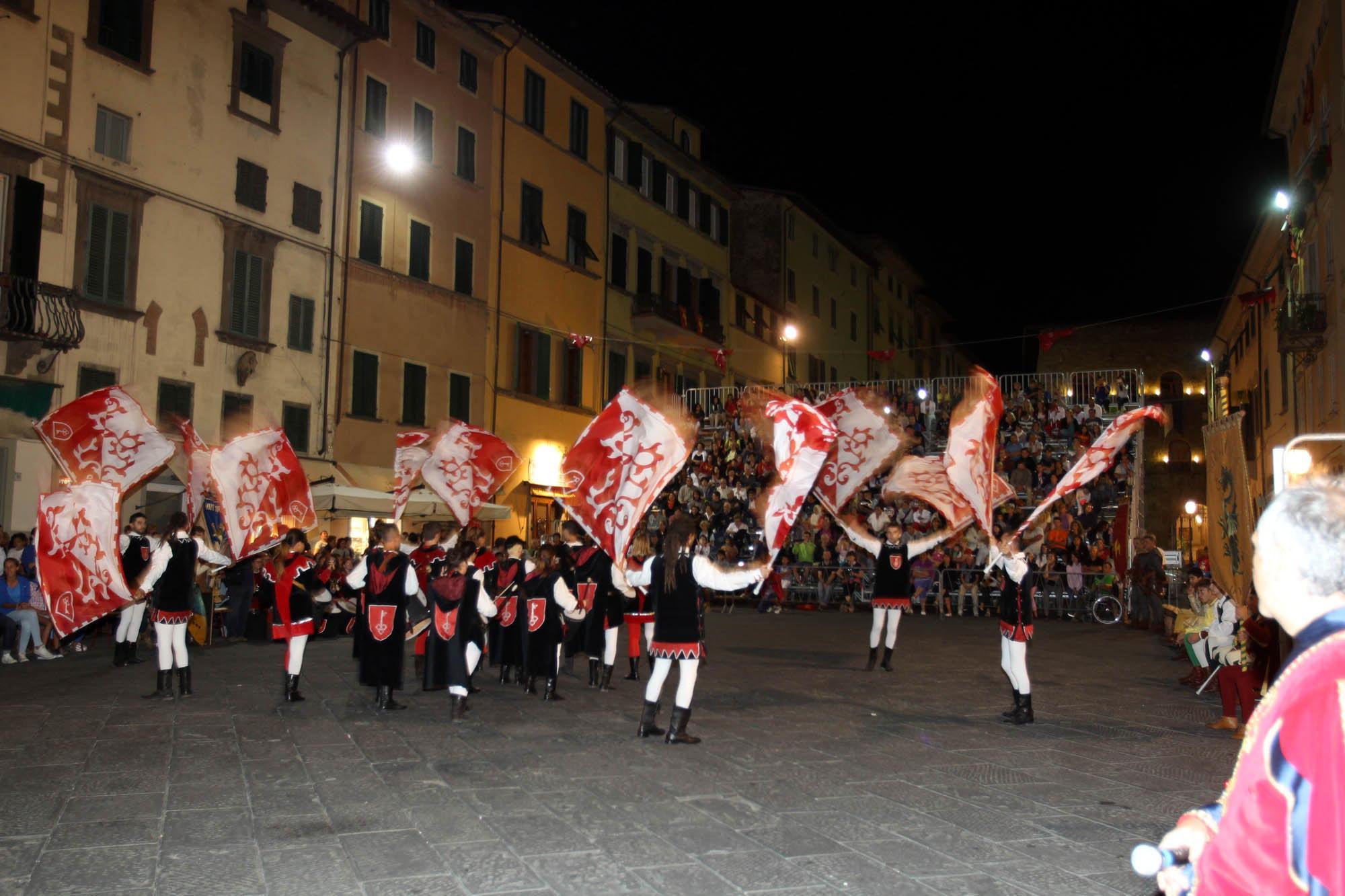 Sbandieratori pesciatini durante una manifestazione (foto d'archivio)