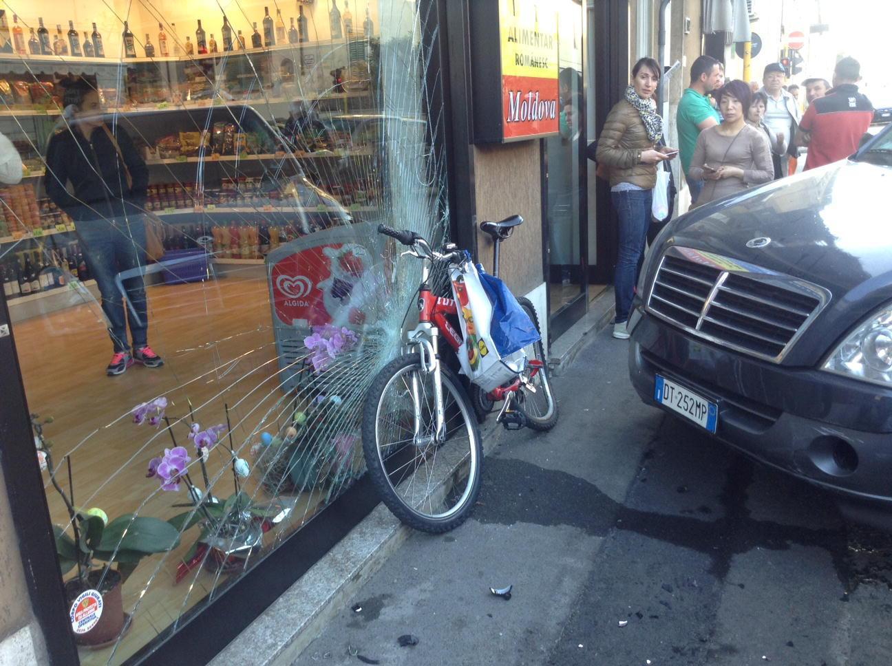 Il Suv finito contro la vetrina in via Ferrucci (foto Batavia)