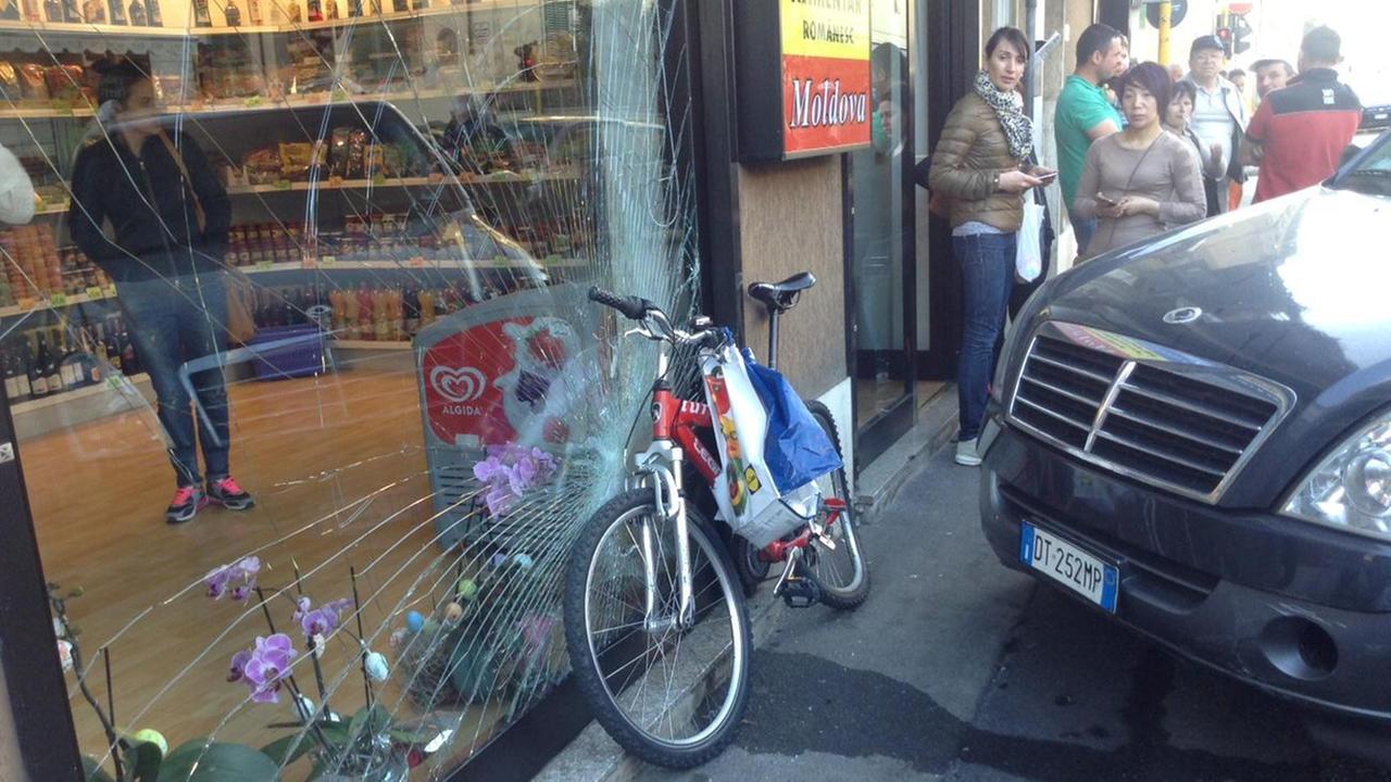 Il Suv finito contro la vetrina in via Ferrucci (foto Batavia)