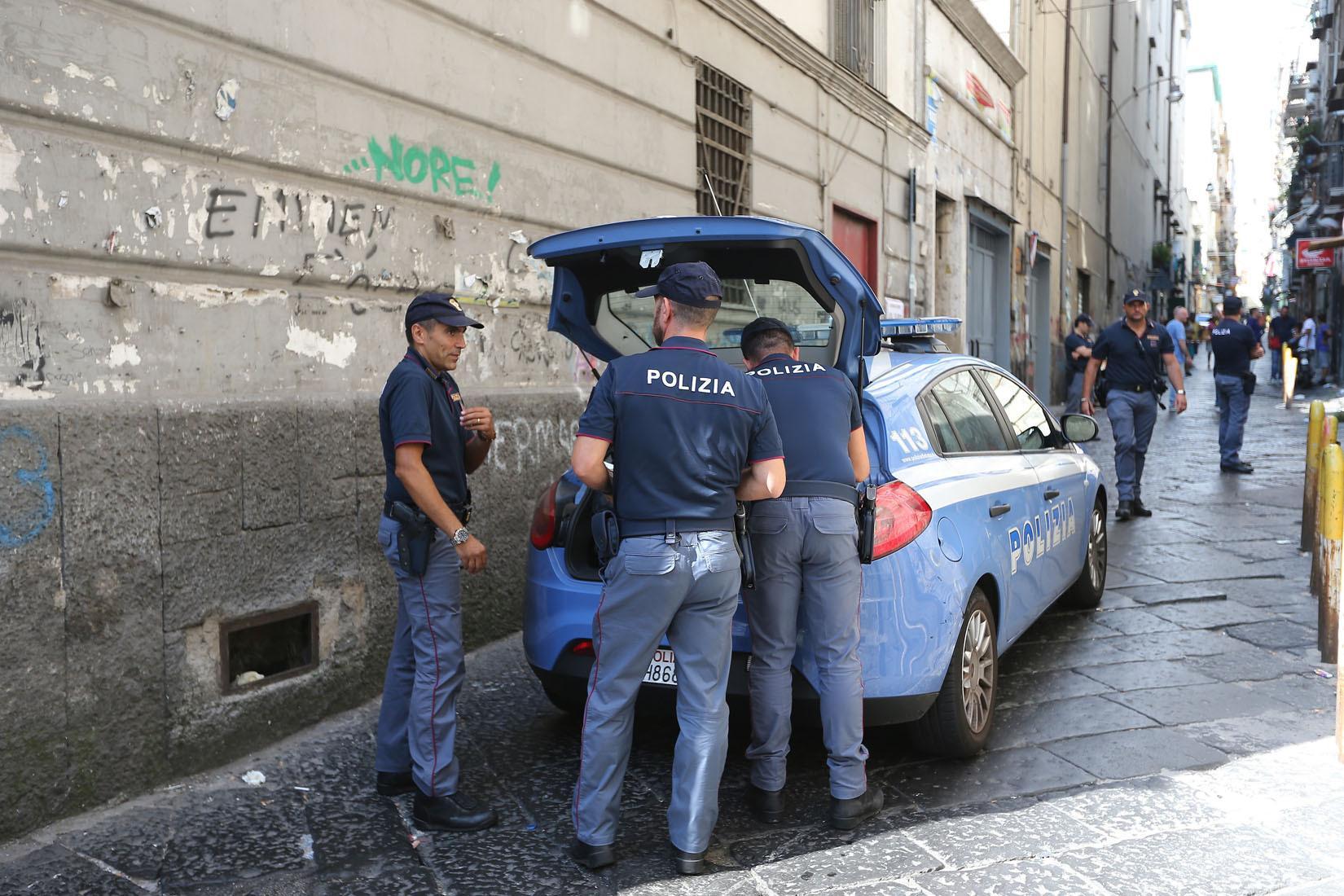 Gonnesa, vede la polizia e getta la droga dalla finestra: arrestato