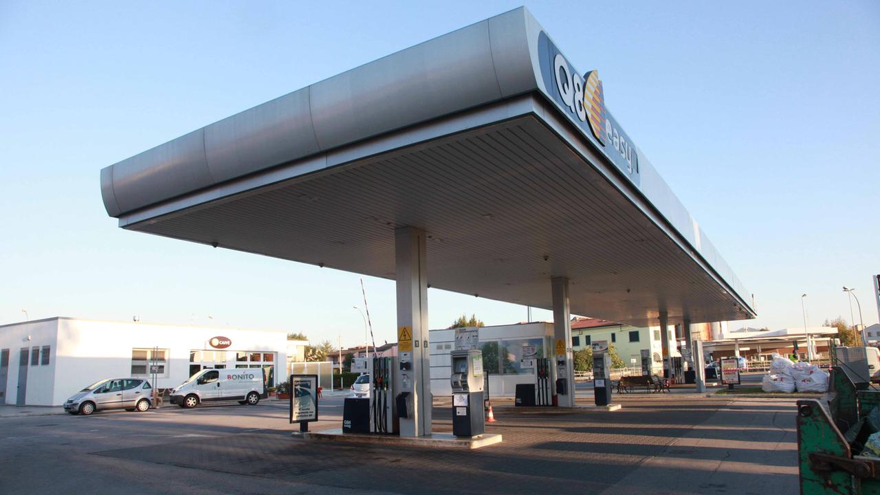 Il distributore Q8 di largo Risorgimento a Viareggio