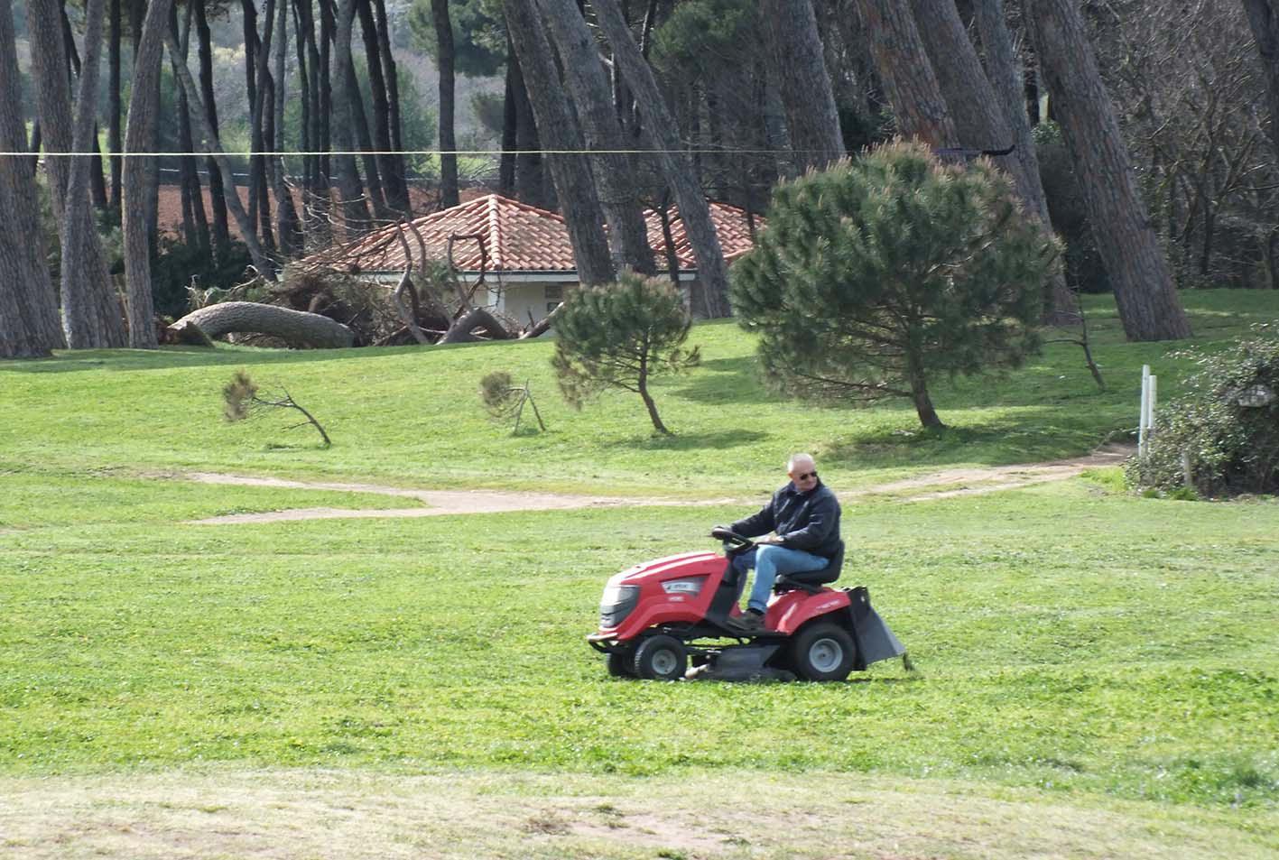 Il taglio erba del pratone di Baratti prima di Pasqua (foto Paolo Barlettani)