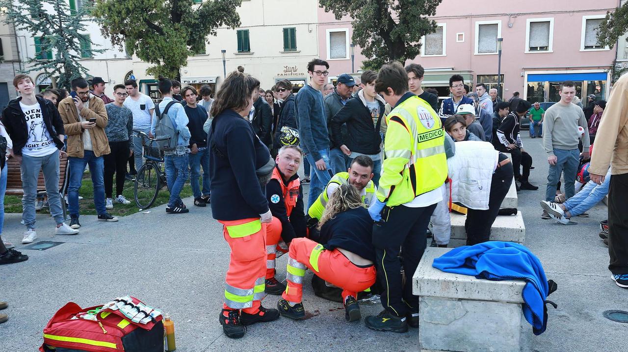 Un momento dei soccorsi (foto agenzia Carlo Sestini)