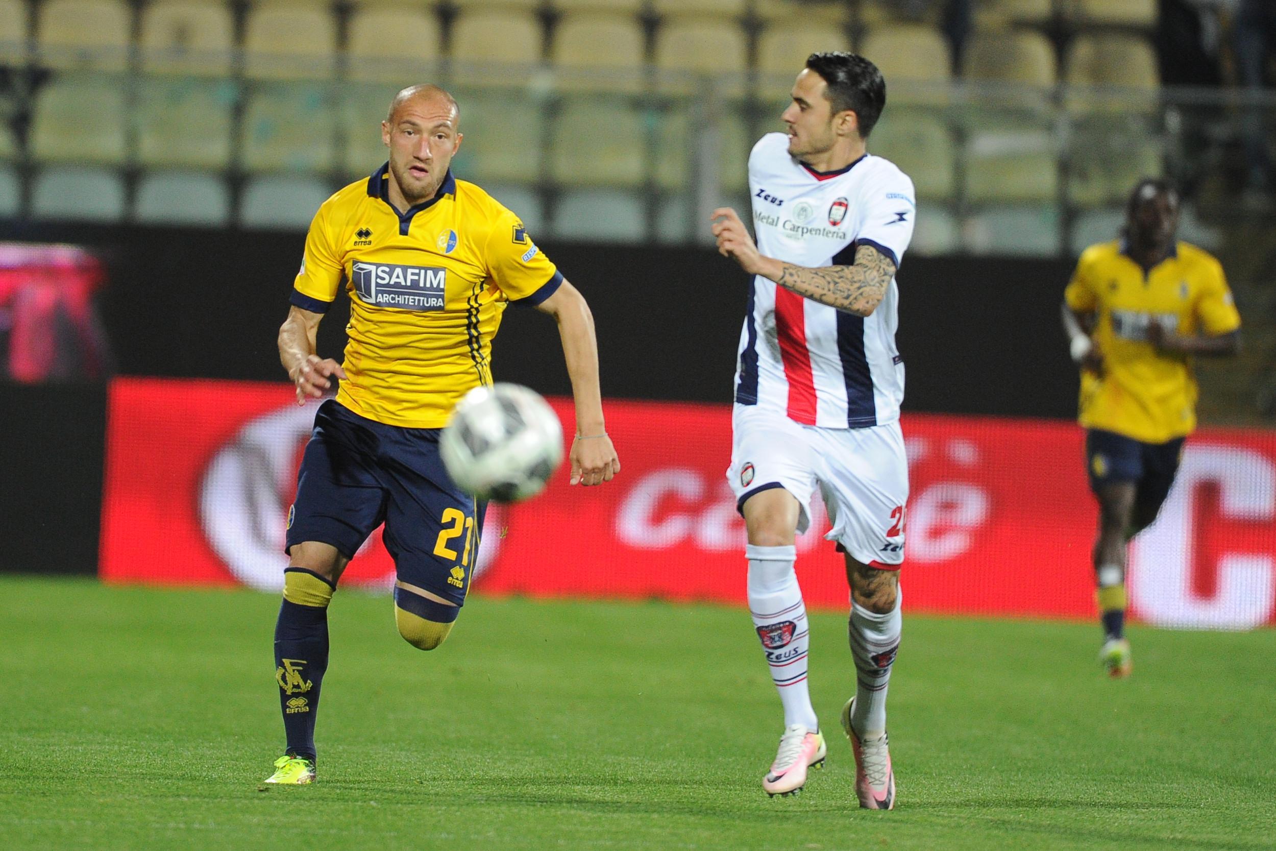 Luppi in azione contro il Crotone
