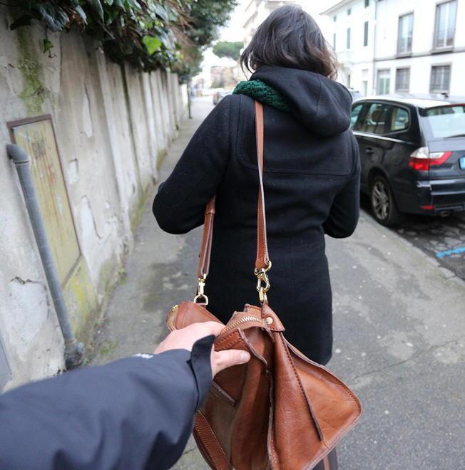 Due donne cinesi scippate per strada in meno di un’ora
