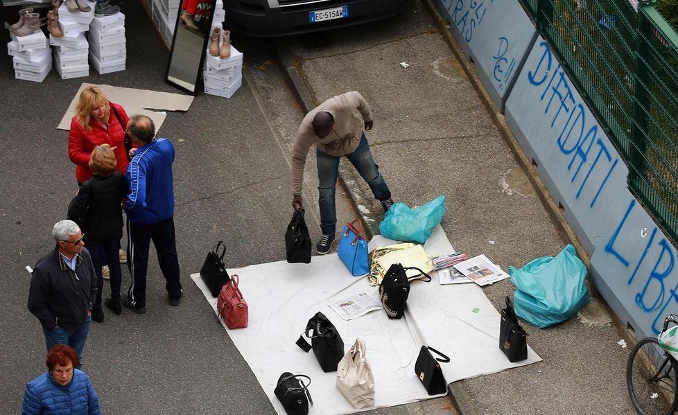 Abusivi, suona la ritirata poco lontano dalla stazione 