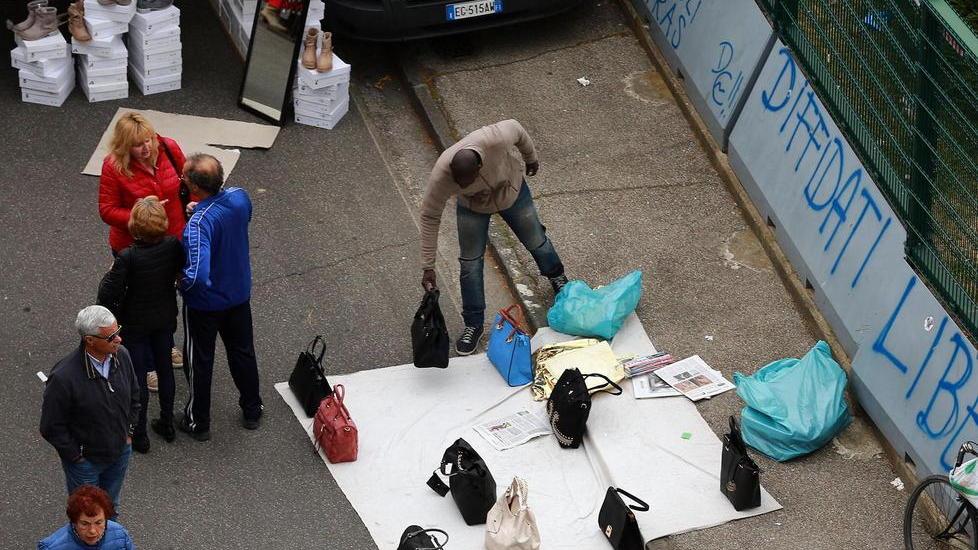 Abusivi, suona la ritirata poco lontano dalla stazione