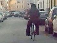 Scippatore seriale in bicicletta Sfilano le vittime dei furti