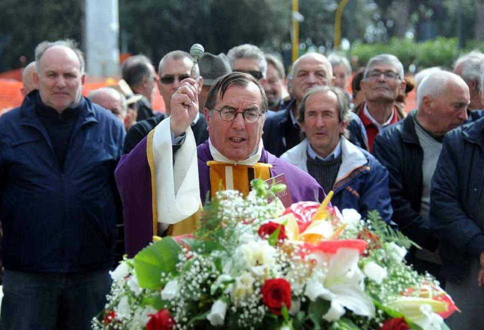 L’ultima benedizione nella “sua” piazza Menconi