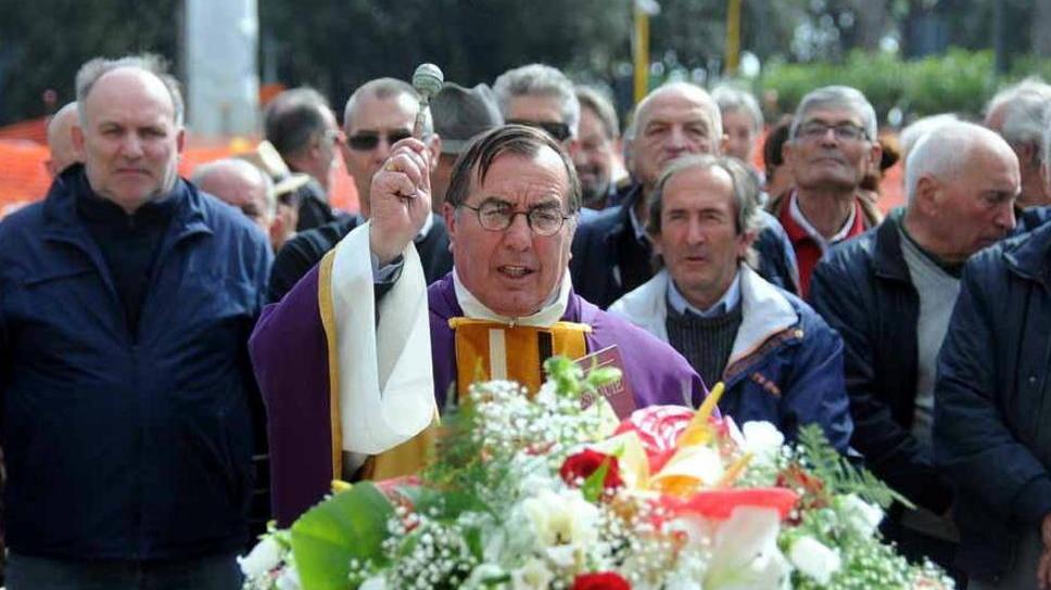 L’ultima benedizione nella “sua” piazza Menconi