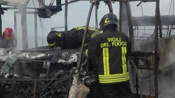 Autobus in fiamme, undici passeggeri salvi per miracolo 