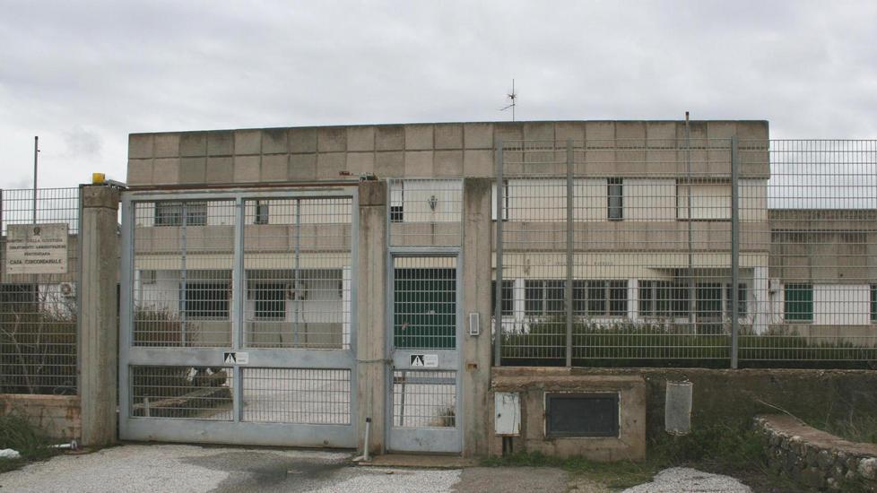 Lo Stato abbandona Macomer: sit-in alla stazione e all’ex carcere 