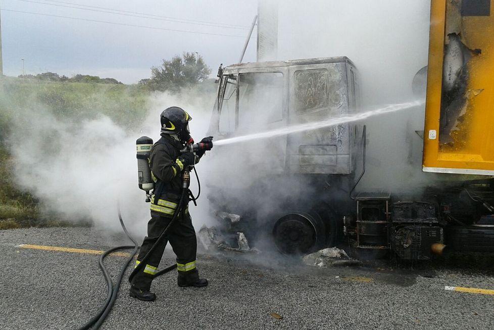 Tir della De Vizia avvolto dalle fiamme, nessun ferito