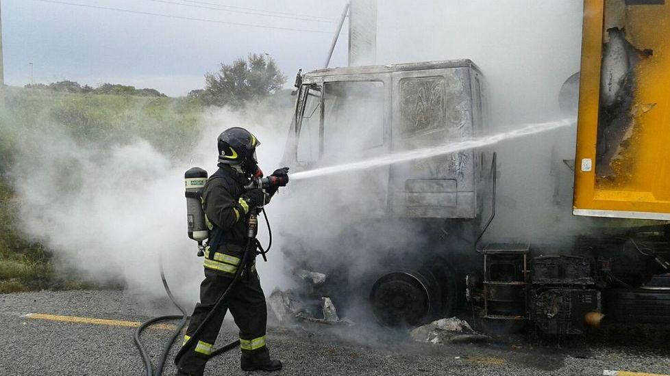 Tir della De Vizia avvolto dalle fiamme, nessun ferito