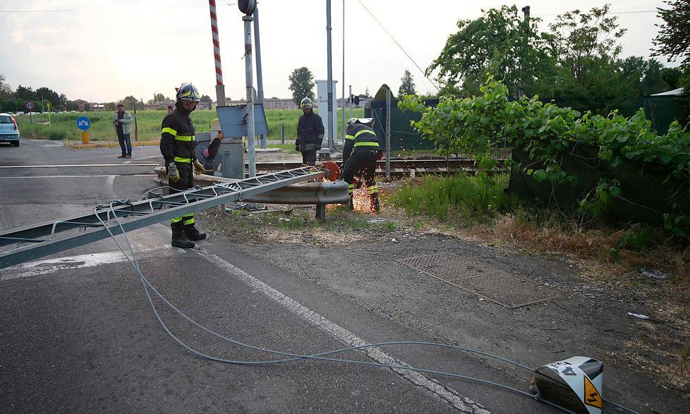Modena: Gigetto, distrutto passaggio a livello  in strada Contrada