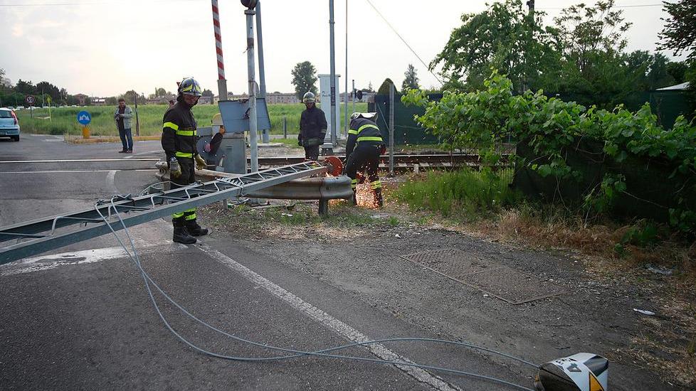 Modena: Gigetto, distrutto passaggio a livello in strada Contrada